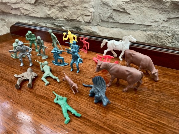 Lot Of 19 VTG. Plastic Toys Soldier Cow Horse Knight Plane Dog Dinosaur Indian - Picture 3 of 8